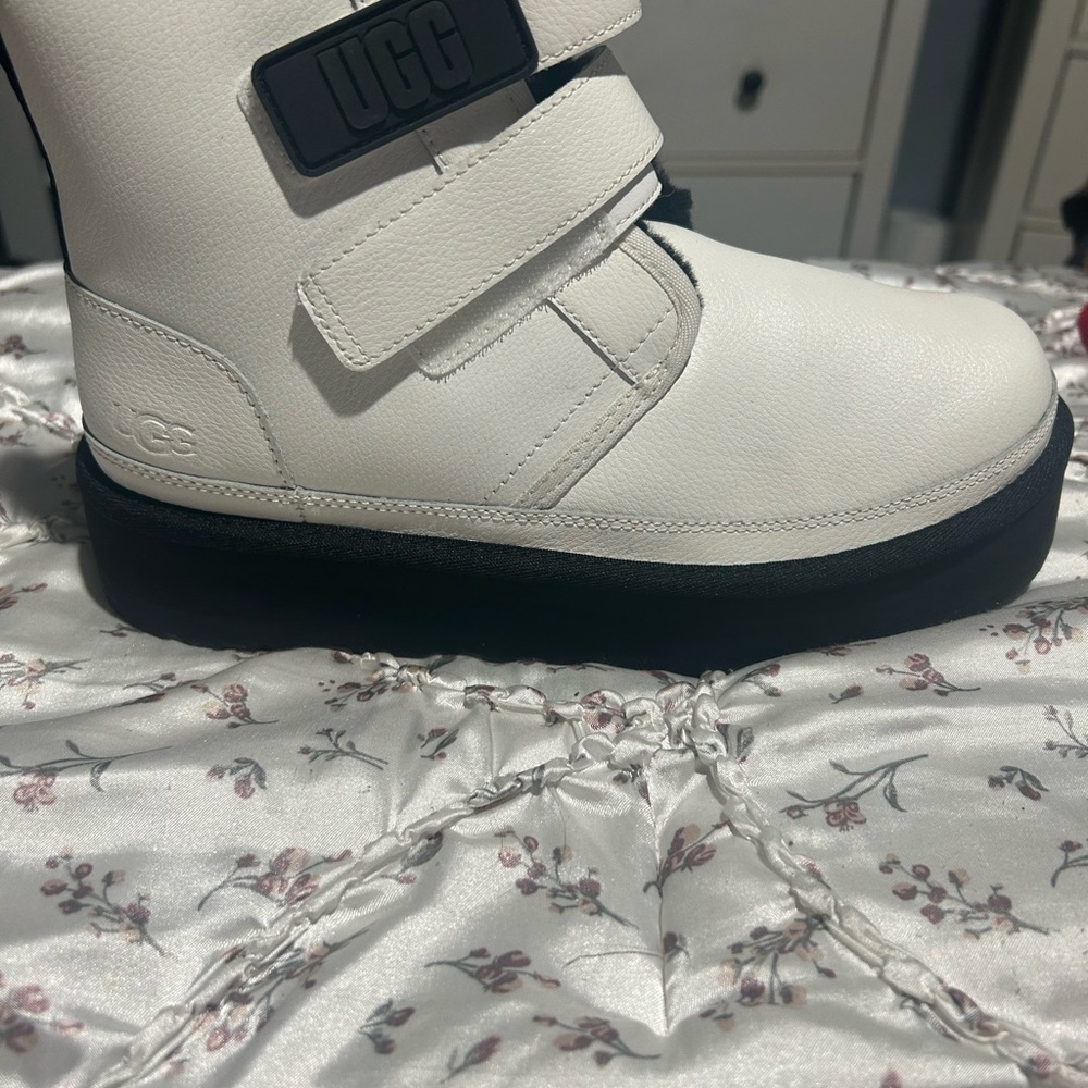 UGG women’s 6 White Boots